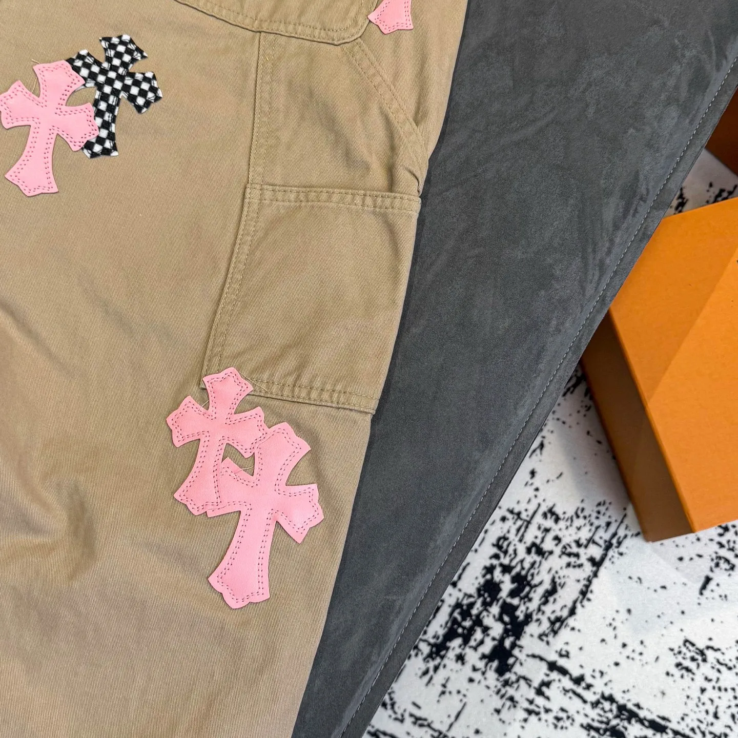 P270 CHROME HEARTS 2025 new khaki logging pink checkerboard cross leather couple style loose jeans Top ceiling quality Styles with different washed textures are very friendly to people with thin legs and thick legs. The straight and loose version is very flattering to the leg shape. The moderate length will never go out of style, easy to match with casually, the basic styling of various styles, a must-have in the wardrobe! The fabric is stiff but also makes the upper body soft without losing texture. The washing process is even more perfect. It is a must-have item for everyone! ! ! Color: Khaki Size: 28/30/32/34 Waist: 75/80/85/90 Knee: 45.5/47/48.5/50 Pants length: 102/104/106/108